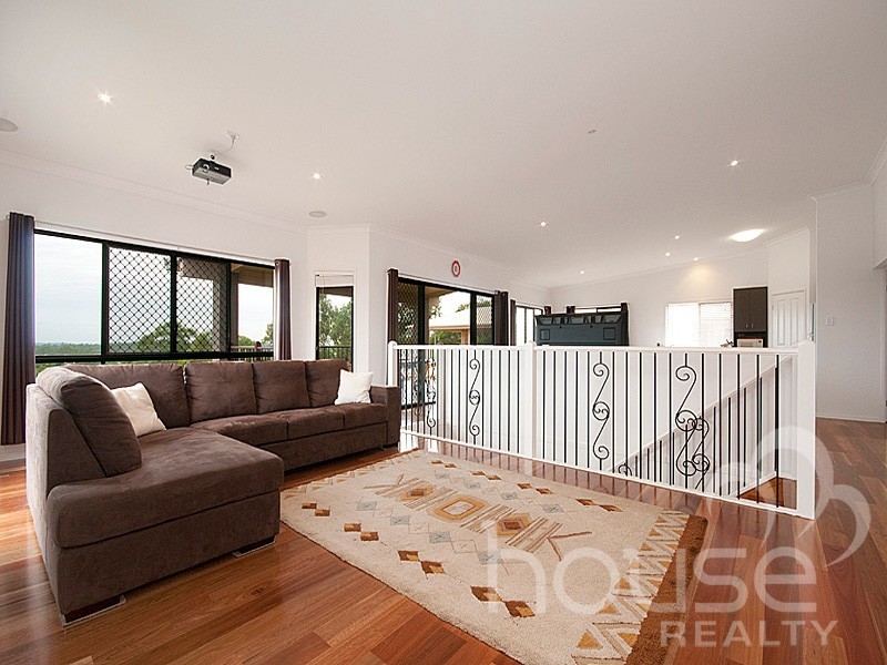 106 Gibson Cresecent, Bellbowrie QLD 4070