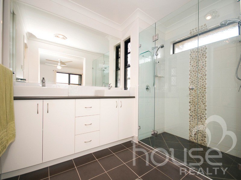 106 Gibson Cresecent, Bellbowrie QLD 4070