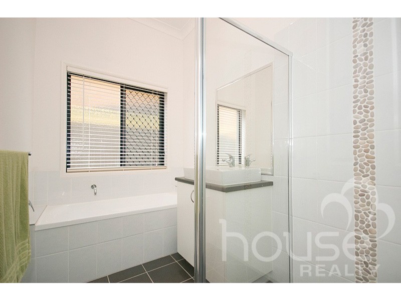 106 Gibson Cresecent, Bellbowrie QLD 4070