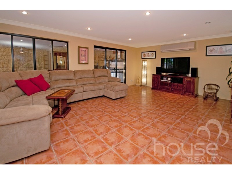 62 Gibson Crescent, Bellbowrie QLD 4070