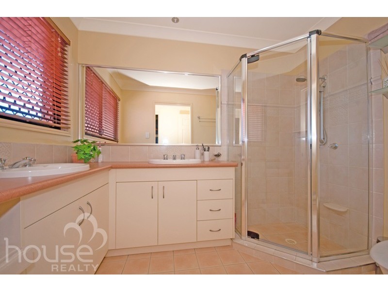 62 Gibson Crescent, Bellbowrie QLD 4070