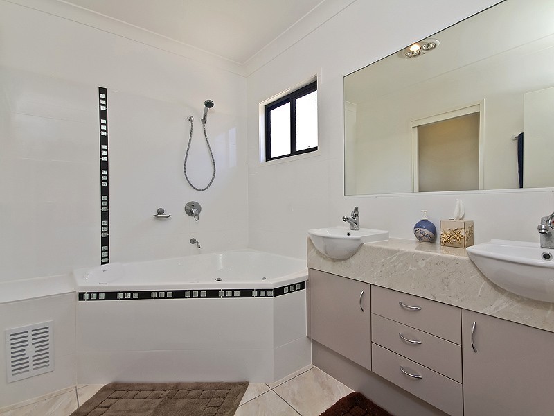 4 Pinehurst Court, Karana Downs QLD 4306