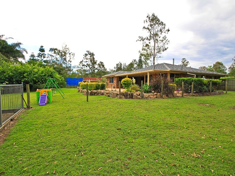 7 College Road, Karana Downs QLD 4306