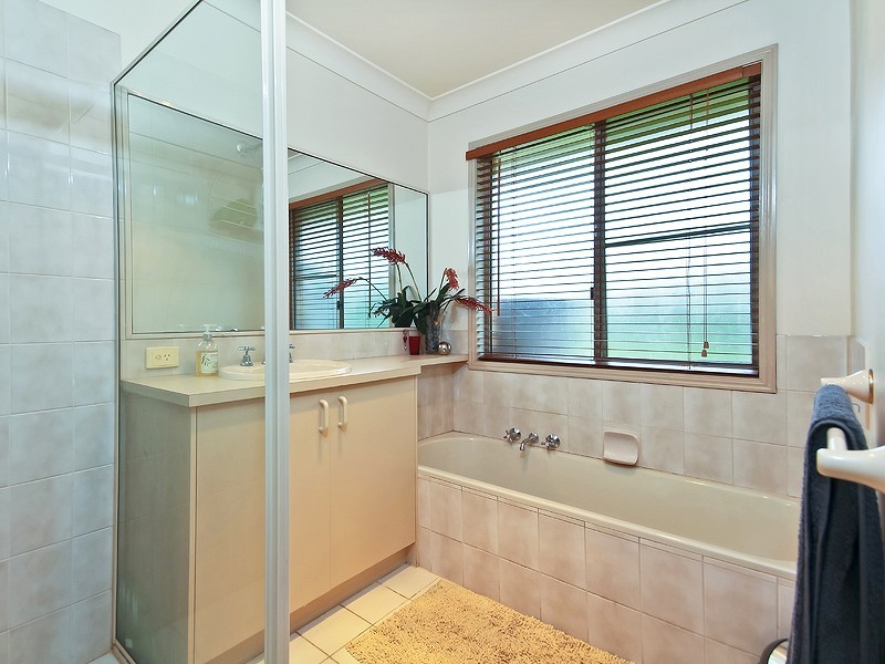 7 College Road, Karana Downs QLD 4306