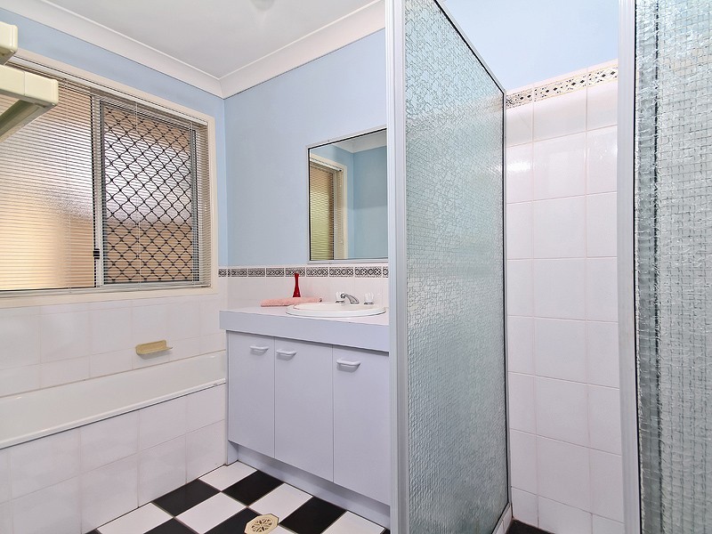 6 Oakmont Grove, Karana Downs QLD 4306
