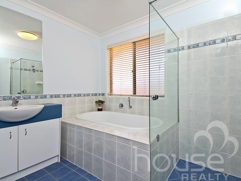 4 Fryer Close, Bellbowrie QLD 4070