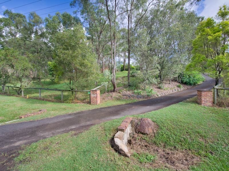8 Tallarook Court, Karana Downs QLD 4306