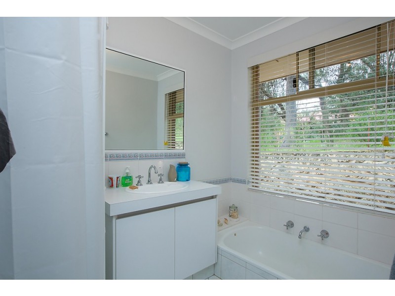 11 Little Place, Leschenault WA 6233