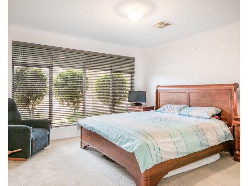 8 Claymore Loop, Dalyellup WA 6230