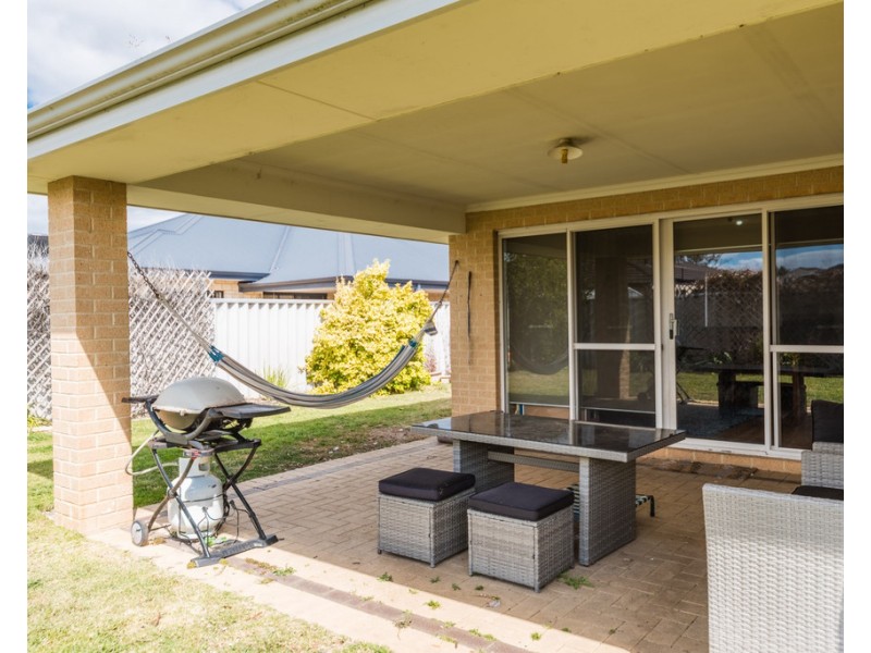 8 Claymore Loop, Dalyellup WA 6230