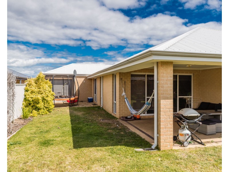 8 Claymore Loop, Dalyellup WA 6230