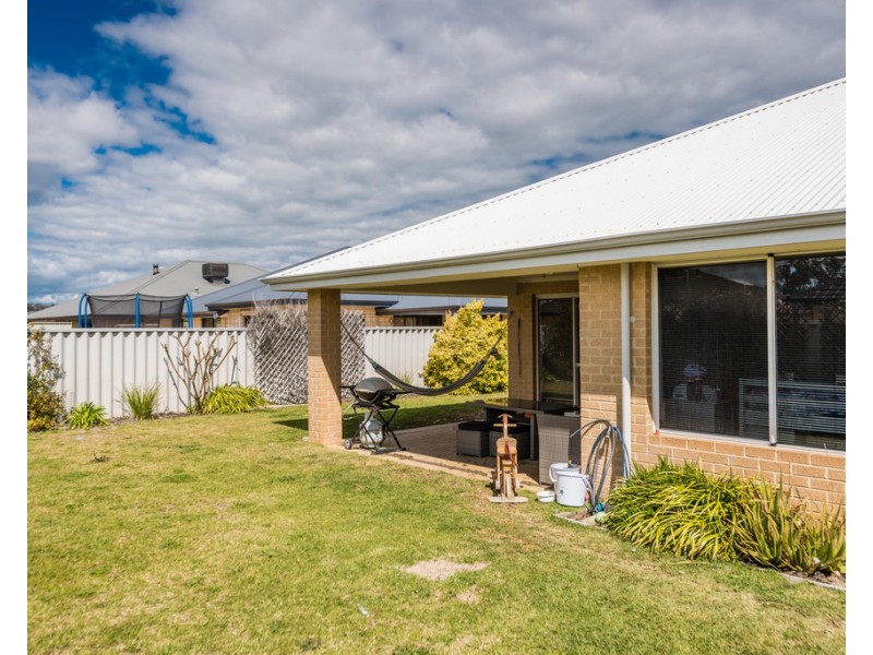 8 Claymore Loop, Dalyellup WA 6230