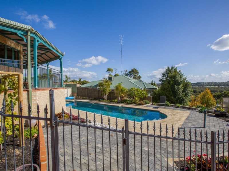 16 Trinity Rise, College Grove WA 6230