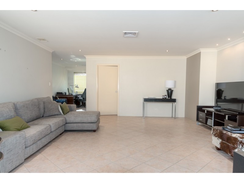 8 Possum Way, College Grove WA 6230