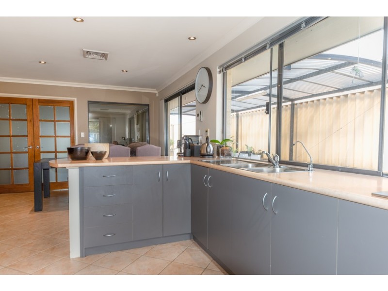 8 Possum Way, College Grove WA 6230