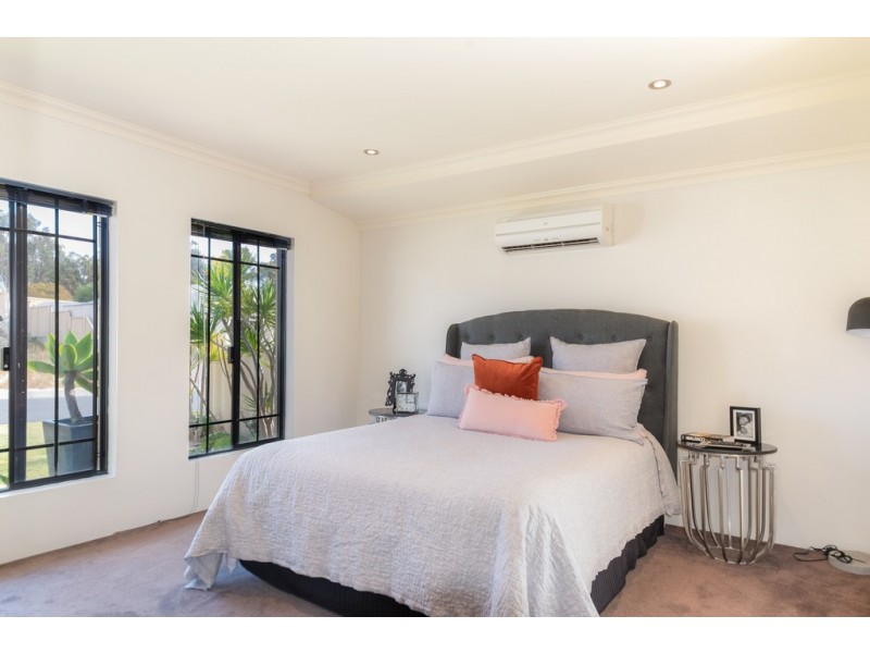 8 Possum Way, College Grove WA 6230