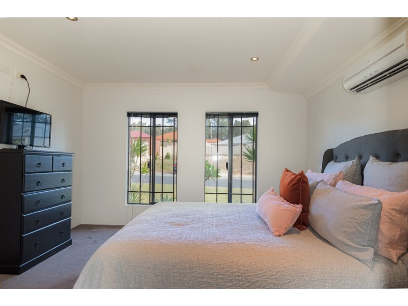 8 Possum Way, College Grove WA 6230