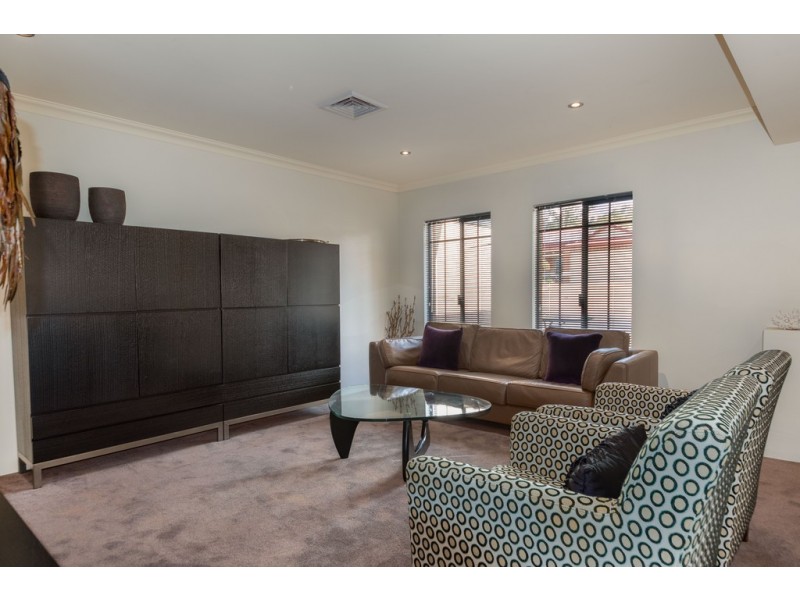 8 Possum Way, College Grove WA 6230