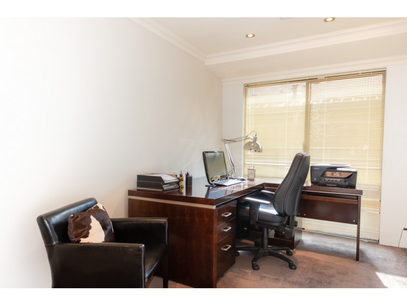 8 Possum Way, College Grove WA 6230