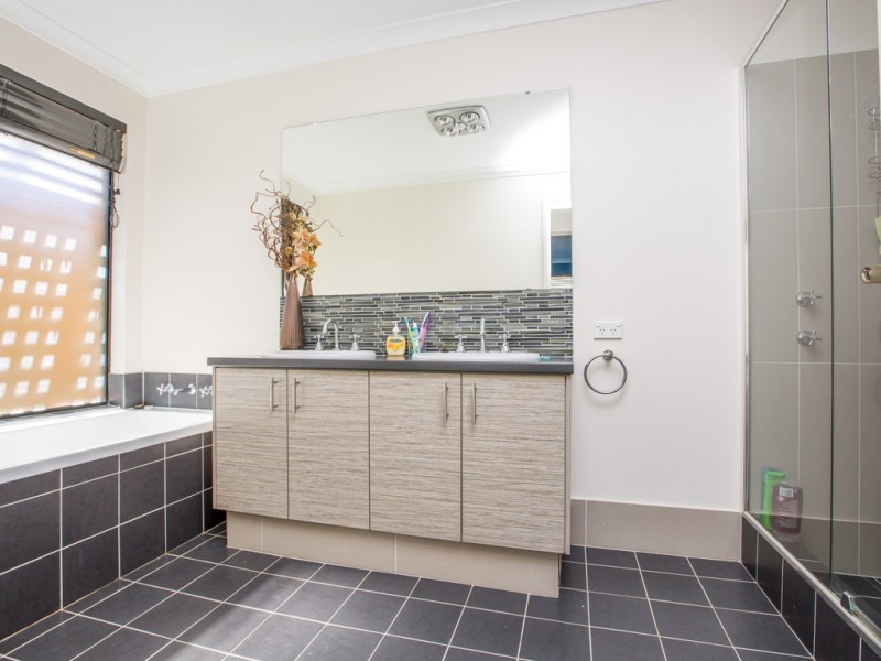 16 Abercrombie Way, Millbridge WA 6232