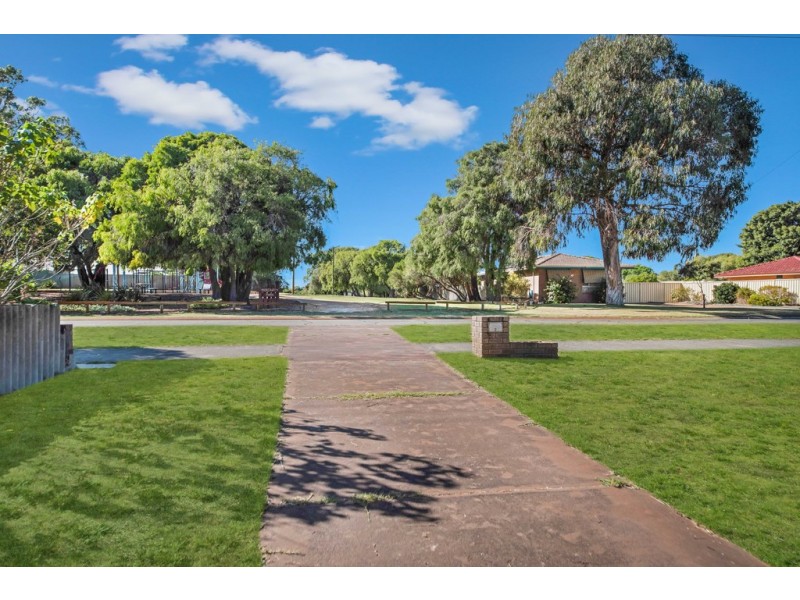 42 Jacaranda Crescent, Withers WA 6230