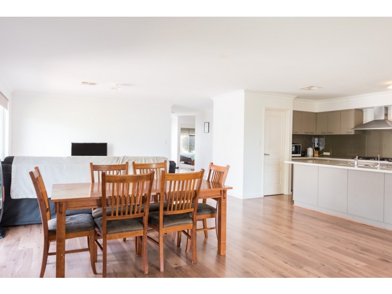 8 Claymore Loop, Dalyellup WA 6230