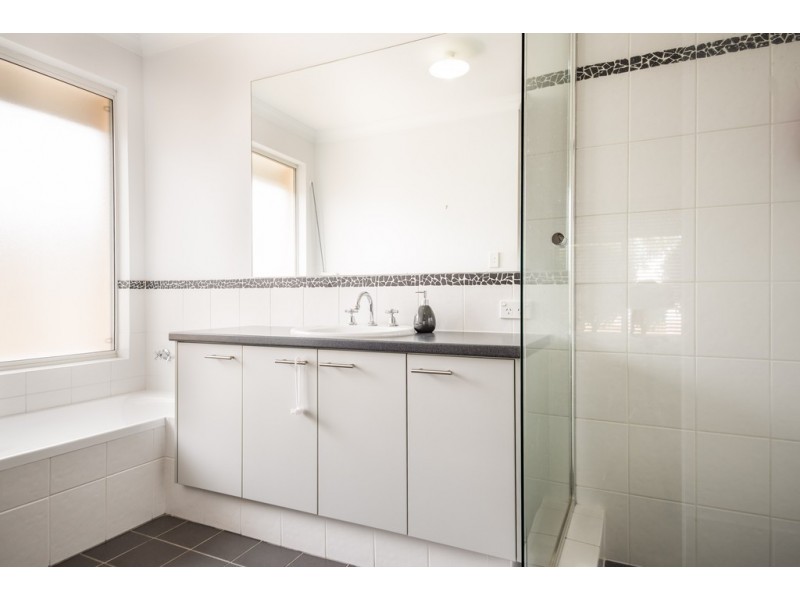 8 Claymore Loop, Dalyellup WA 6230