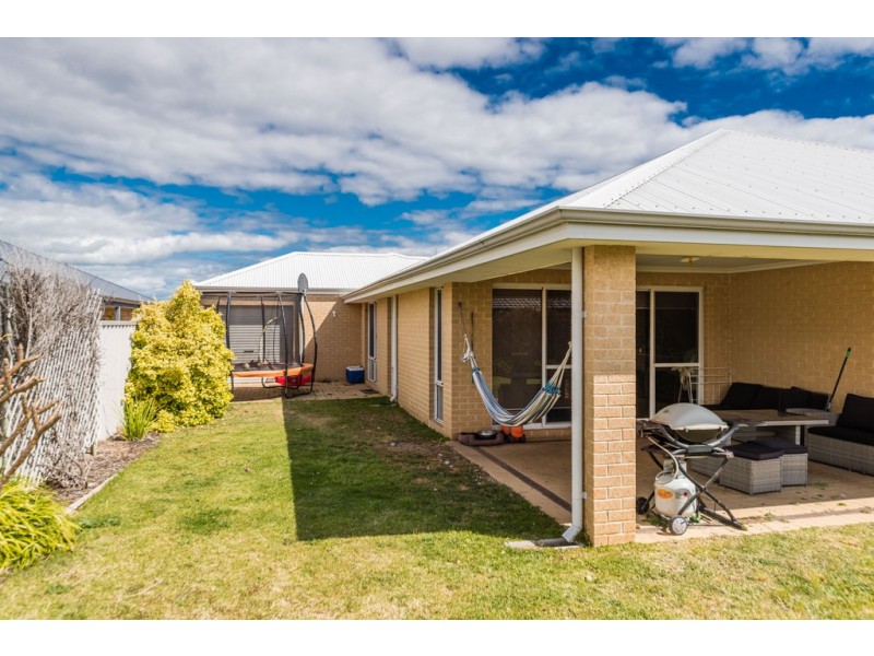 8 Claymore Loop, Dalyellup WA 6230