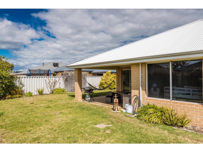 8 Claymore Loop, Dalyellup WA 6230