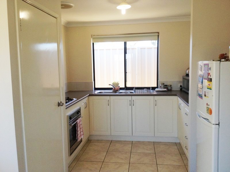 4/12 Nuytsia Avenue, Carey Park WA 6230