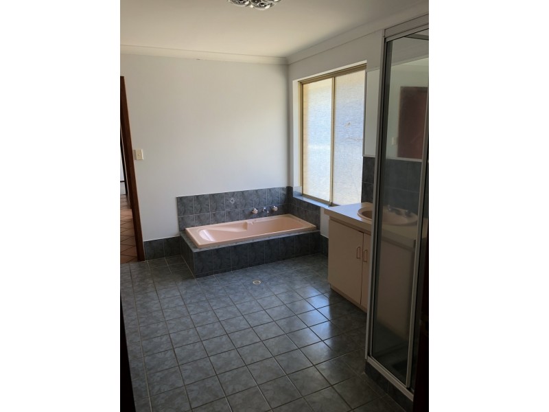 1 Batavia Place, Australind WA 6233