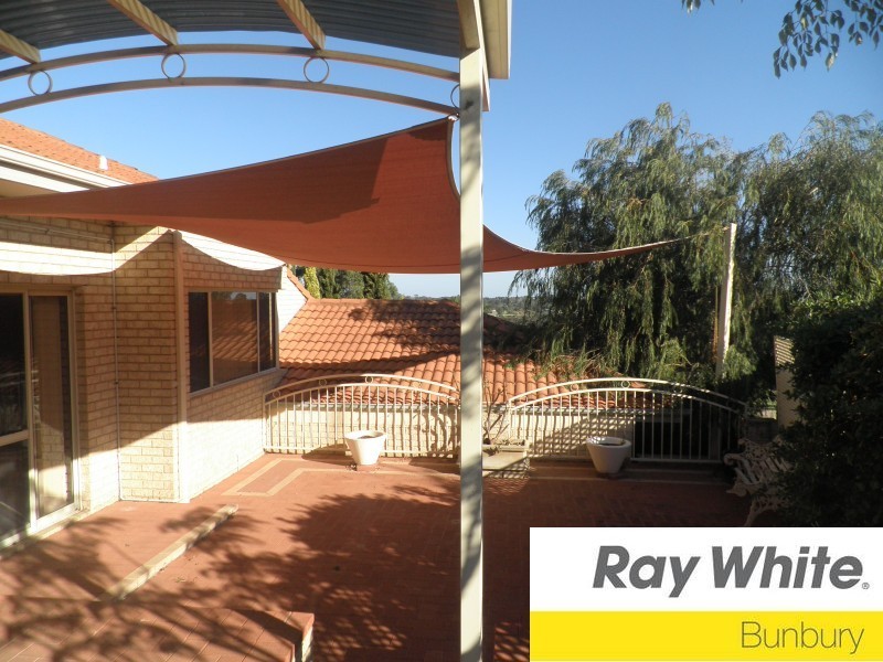 24 Winthrop Avenue, College Grove WA 6230