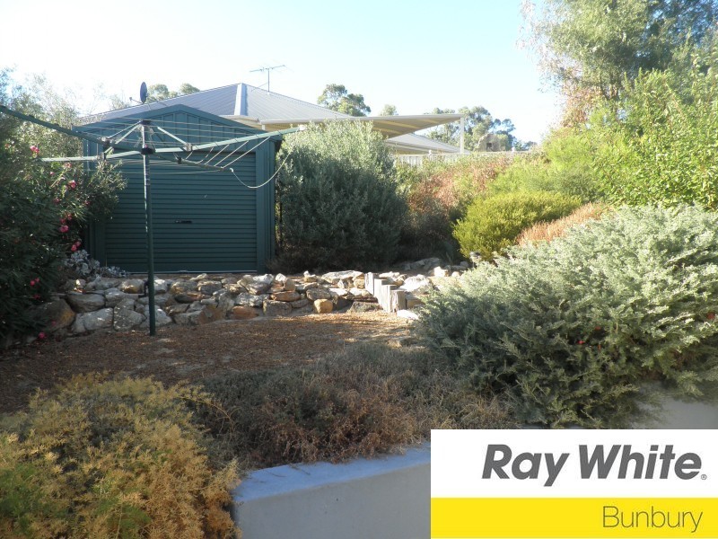 24 Winthrop Avenue, College Grove WA 6230