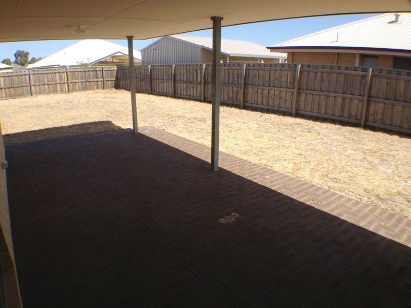 98 Barton Drive, Australind WA 6233