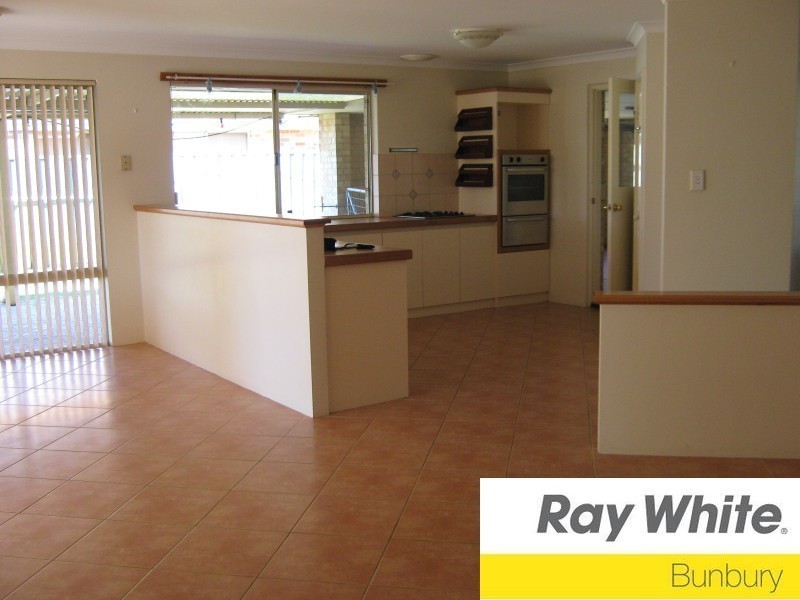 33 Barton Drive, Australind WA 6233