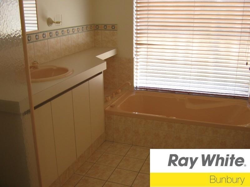 33 Barton Drive, Australind WA 6233