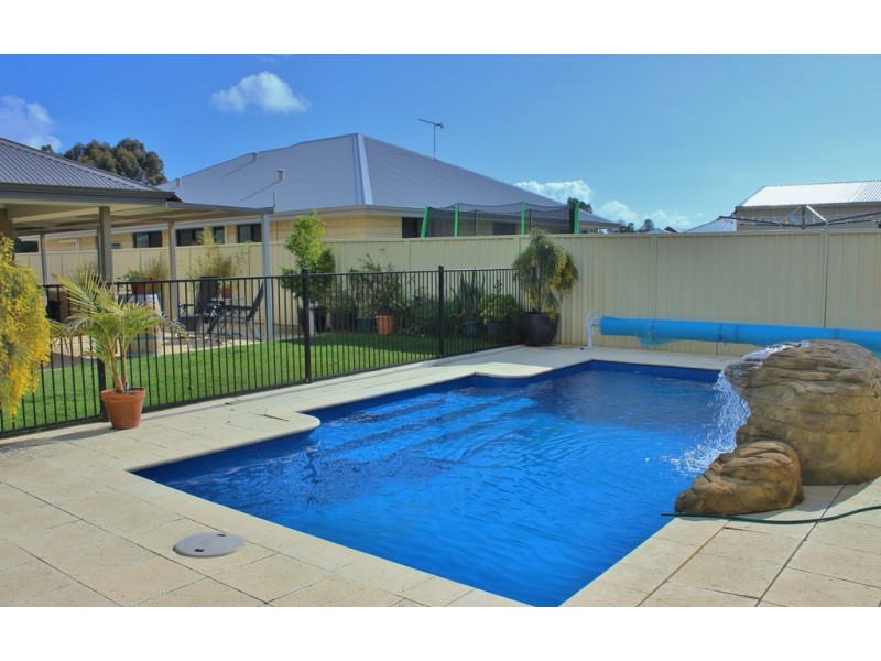 17 Florence Moore Way, Burekup WA 6227