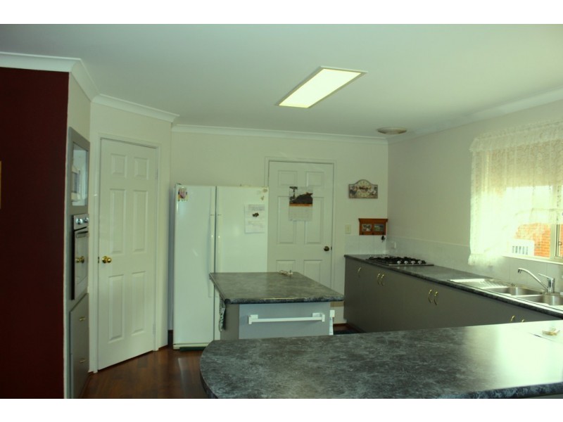 7 Roberts Road, Leschenault WA 6233