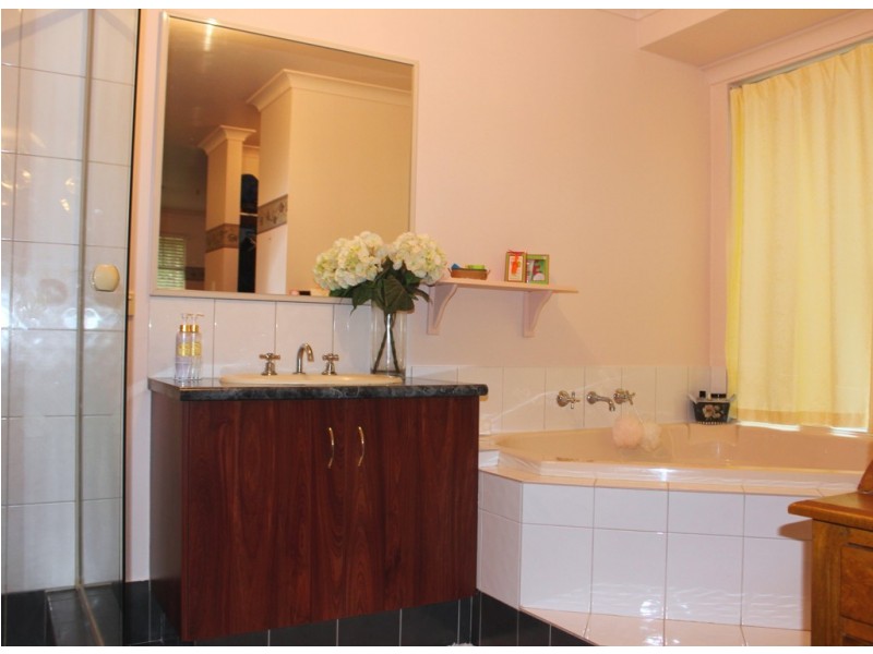 7 Roberts Road, Leschenault WA 6233