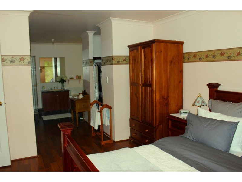 7 Roberts Road, Leschenault WA 6233