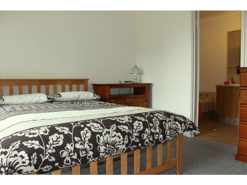 7 Roberts Road, Leschenault WA 6233