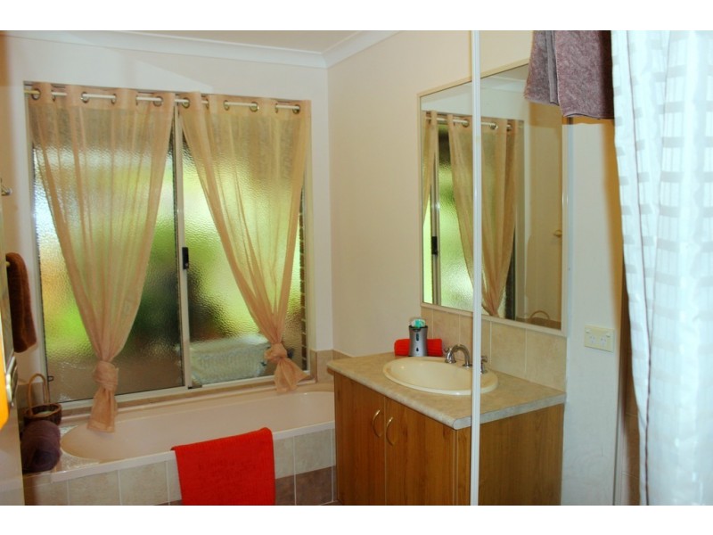 7 Roberts Road, Leschenault WA 6233