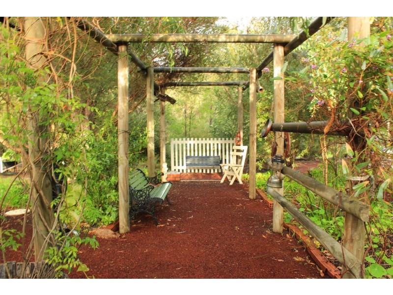 7 Roberts Road, Leschenault WA 6233