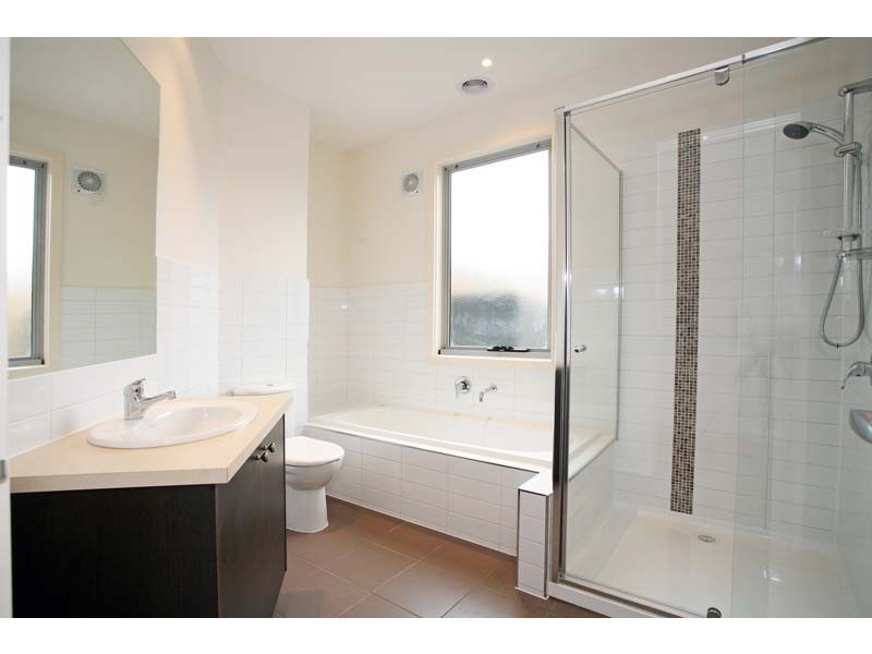 1/4 Dora Avenue, Blackburn VIC 3130