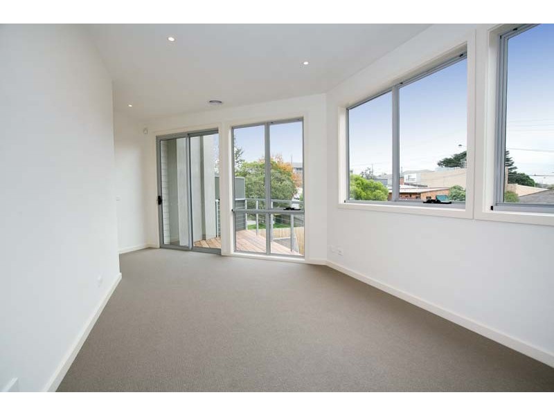 1/4 Dora Avenue, Blackburn VIC 3130