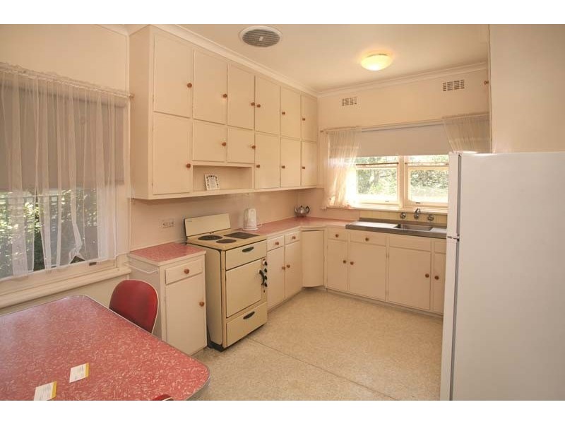 38 Rostrevor Parade, Mont Albert VIC 3127