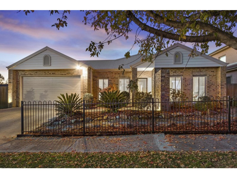 10 Cedarwood Crescent, Berwick VIC 3806