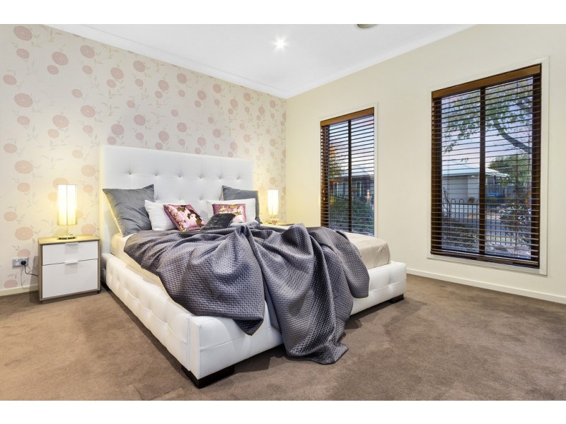 10 Cedarwood Crescent, Berwick VIC 3806