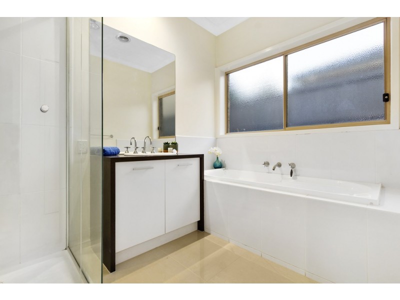 10 Cedarwood Crescent, Berwick VIC 3806