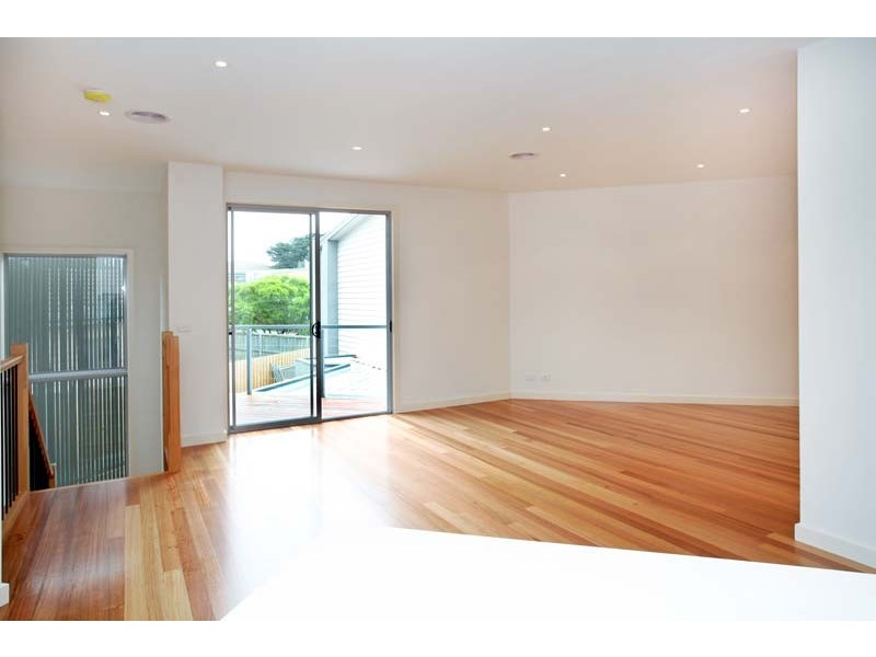 2/4 Dora Avenue, Blackburn VIC 3130